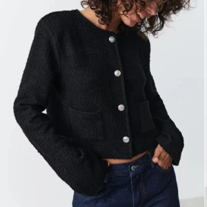 Svart kofta - Superfin svart kofta/jacka med knappar. Använd ett fåtal gånger, nypris 500💖