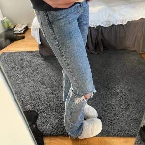 Säljer dessa supersnygga jeansen ifrån Gina Tricot i modellen full length flare jeans i väldigt fint skick men har klippt dom längst ner då de var för långa för mig men passar mig som är ca 167🥰