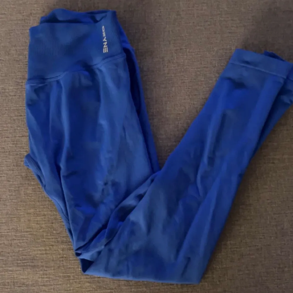 ”Impact leggings electric blue” Använd fåtal gånger då de inte kom till användning. Fortfarande bra skick. Mindre till storlek så de känns mer som S.                Nypris: 618kr + frakt. Jeans & Byxor.