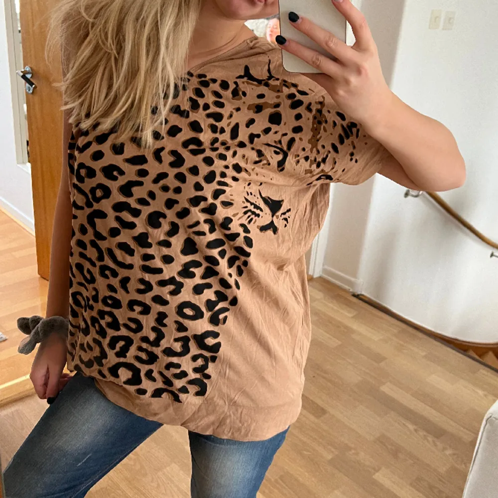 As cool leopard tshirt i one shoulder, storlek 42/44 men passar oversized S💞. T-shirts.