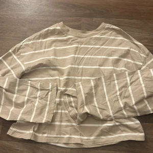 Tröja  - En fin tröja från Gina ny skick nästan aldrig använd. 