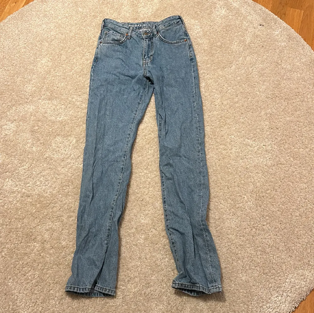 Säljer dessa snygga lågmidjade jeans från bikbok! Är nästan aldrig använda eftersom att de är för stora❤️. Jeans & Byxor.