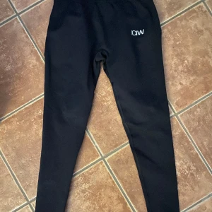 ICIW Seamless Tights Nyskick Small - Hej! Säljer mina iciw tights som är endast använda 1 gång, inköpta september 2023. Kvitto finns. 400 sek först till kvarn :)