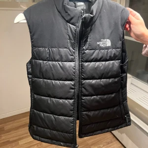 The North Face väst  - En nästan oanvänd väst från The north face, köpt på zalando för ngt år sedan. Säljer pga inte min stil längre, men annars superfin och i nyskick.