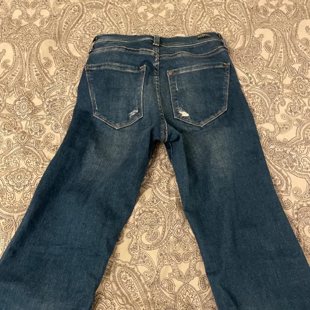 Ett par jeans som är i storleken 25. Ser små ut på bilderna men dem är väldigt stretchiga. Bara använda några gånger . Jeans & Byxor.