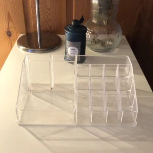 Sminkställ  - Säljer två st sminkställ nu för dom ej kommer till användning som ni kanske såg , lite dammig 😅 