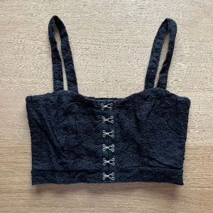 Disturbia-linne  - Ett linne i bomull från Disturbia med hyskar och hakar framtill. Så himla fint och gulligt, men använder det inte så mycket längre. Har stretch på baksidan. Passar mig som ofta har XS i toppar 🌻