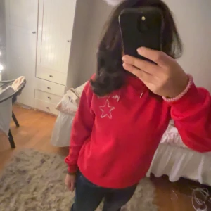 Ma cherie hoddie ❤️ - Jätte fin hoddie som bara används en gång, köpt från Gina tricot. Skriv för mer info ❤️☺️ litet hål på armen men syns inte 