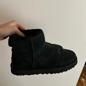 UGG mini svart  - Säljer dessa UGG mini i storlek 39. Bra skick. Nypris 2195kr men säljer för 700kr