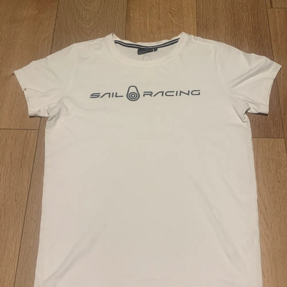 Sailracing t-shirts nästa som nya, jätte bra skick, finns vit och svart, peakperformance i svart. Pris kan diskuteras. T-shirts.