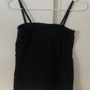 Svart linne  - Svart linne från Lindex, lite tight och croppad passform, i princip oanvänd . Pris kan diskuteras.