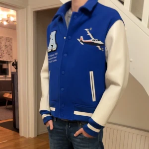 Arigato jacka - Inga skavanker som ny🍾  Storlek S Modellen på bilden är 1,84 och väger 68🧥  1500kr