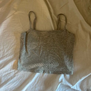 Linne - Ett vanligt lager 157 linne tycker de ganska kort för att vara S i min smak❤️ kan absolut fixa bilder på😍 ser ut som nytt justerbara band och ett till lager med tyg vid brösten