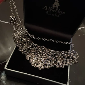 Vintage halsband - Perfekt till dig som gillar stora smycken 