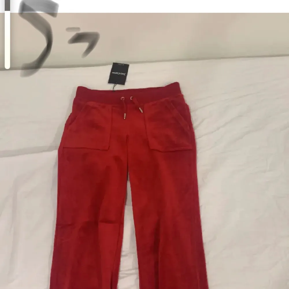 Jag säger ett par röda eller marinblåa juicy couture byxor i storlek Xs flr ett billigt pris❤️. Jeans & Byxor.