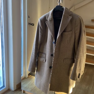 Kappa - Säljer nu min snygga kappa från Riley då den inte passade mig riktigt bra. Kappan köptes för 2000kr. Skick9/10