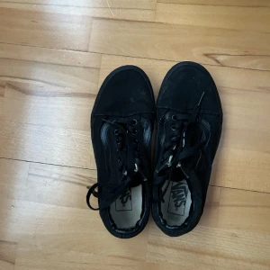 Svarta vans  - Svarta vans inköpta för flera år sen men bara använt en gång som kanske syns på sulan. Har blivit lite ljusa på sidorna då dom stått längst in i garderoben men annars superfina. Säljer pga använder aldrig