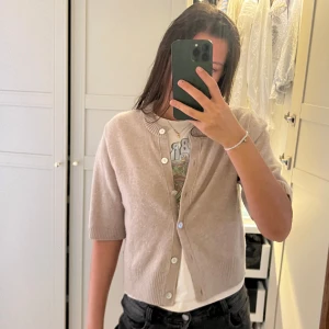 Kort kofta från other stories  - Såå himla fin kofta, väldigt användbar!! Bra skick, lite nopprig men inget man märker av!! ❤️ xs men passar mig som är en S också!