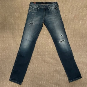 Replay Anbass Jeans - Säljer dessa dunder feta Replay Anbass jeans som jag sparsamt använt, de är i toppskick! Storlek 29/32. Dom säljs då jag växt ur dom och inte kan använda längre. Hör av dig ifall du har några frågor. Mvh