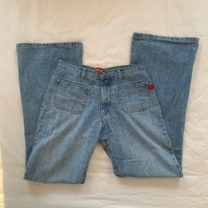 Jeans - Snygga jeans med fickor där fram •Jag är 165 • Midjemått: 37 cm • Innebensläng: 78 cm