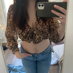 Blus  - Så fin beige-svart mönstrad blus från Zara. Rosetten på framsidan går inte att reglera. Endast använd ett par gånger så i mycket fint skick, säljer endast då den blivit för liten 💞 så fin till fest och nu mot våren! 