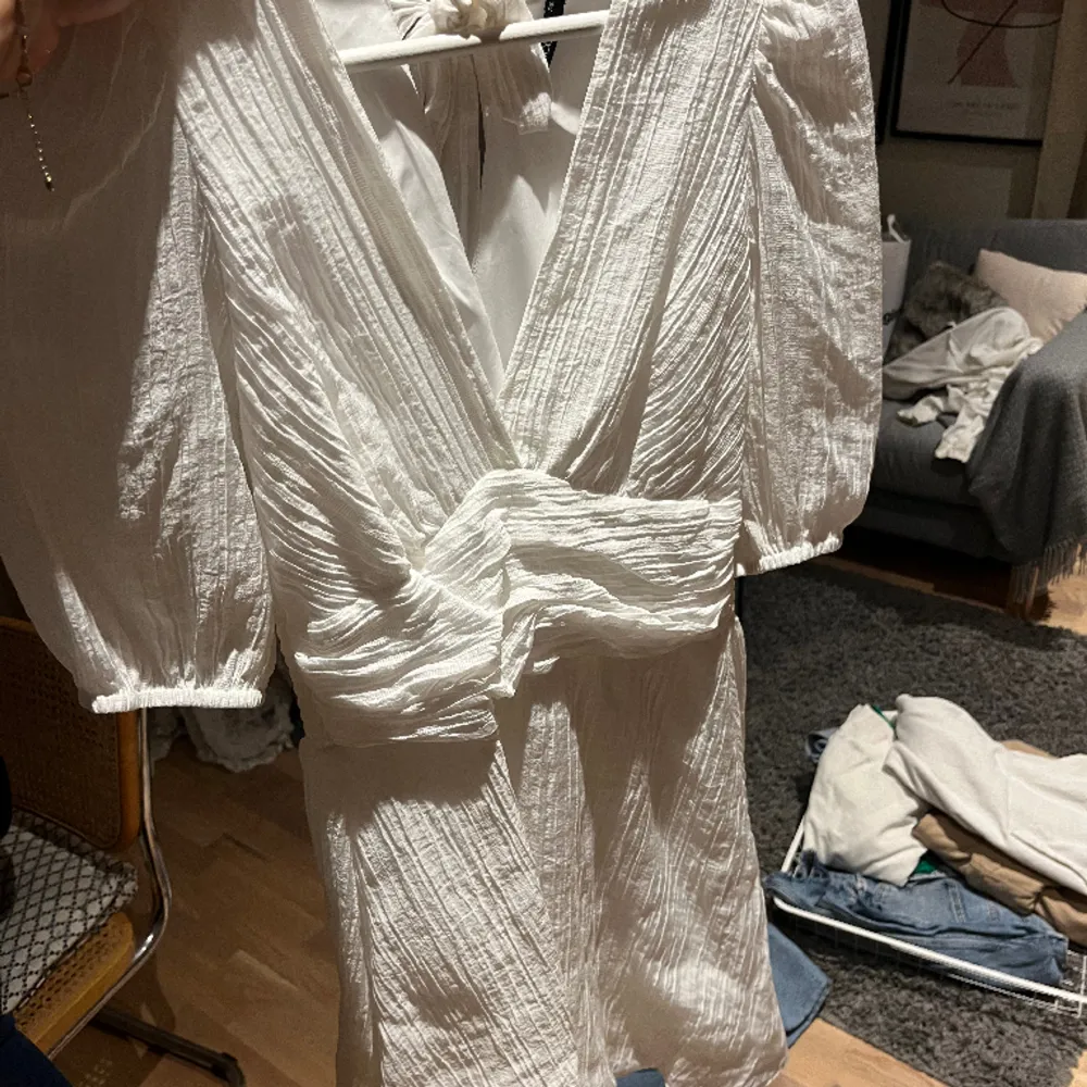 En superfin vit klänning i nyskick, endast använd en gång! Perfekt till studenten💓. Klänningar.