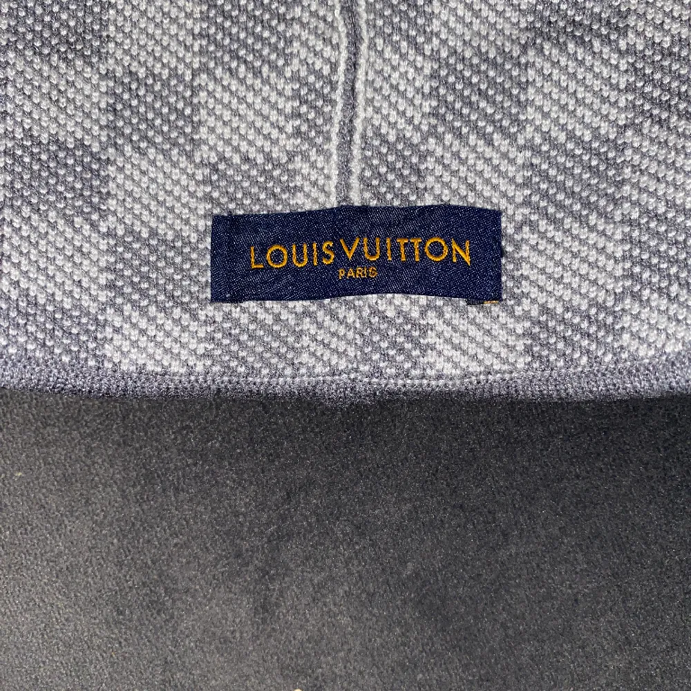 En helt ny Louis Vuitton mössa i färgen grå som inte är använda några gånger. Den är tyvärr inte äkta men en A kopia Den kommer utan några tags. Accessoarer.