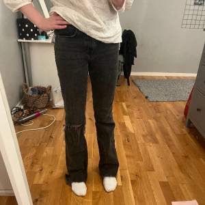 Heeej! Jag säljer mina mörk grå mid waist jeans från Gina eftersom att jag inte använder de längre, de är i gott skick. De har storlek 36 och jag är 174 cm lång. Säljer dem för 75 kr och köpare står för frakt. Skriv privat för fler bilder!❤️