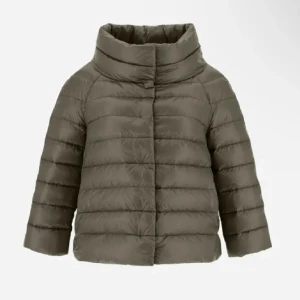 Herno jacka - Jätte snygg trekvartsärmad Herno jacka i modellen Sofia. Storlek 42 i italienska storlekarna, men de motsvarar S.💗som ny. Köpt på Hernos hemsida förra hösten för ca 5000. Kvitto finns också.💗