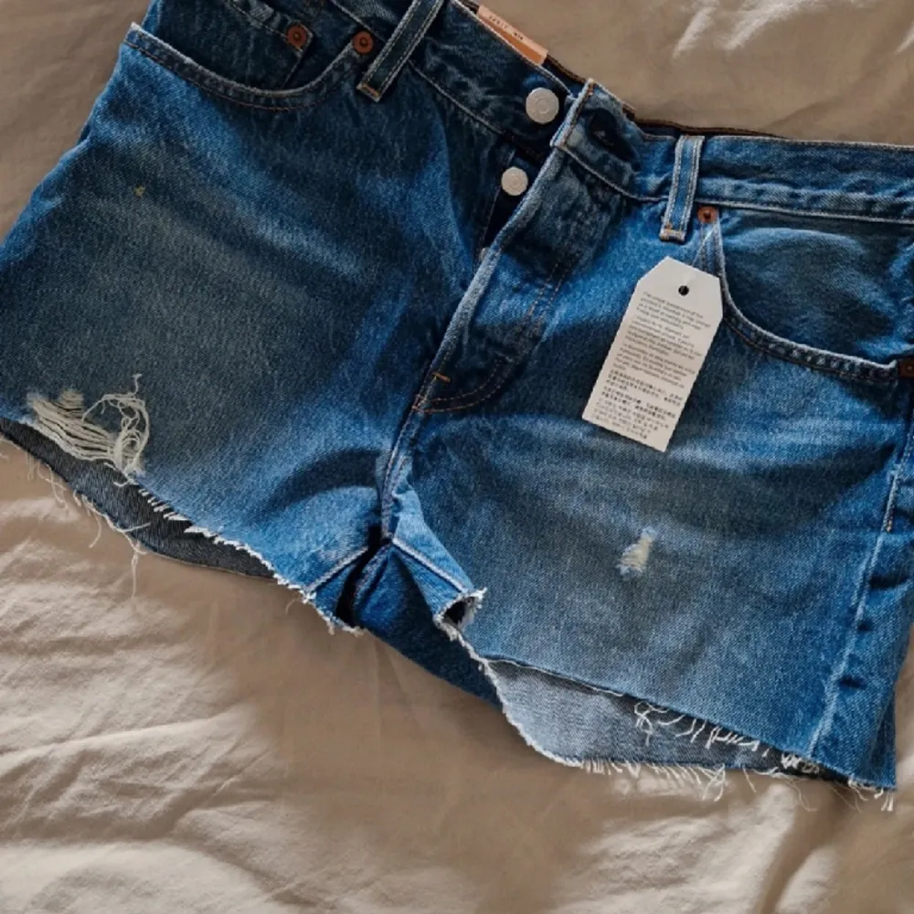 Levis shorts 501, oanvända men etiketterna kvar.   Storlek W29 så som storlek S.  Säljer då dem tyvärr är försmå för mig.. Shorts.