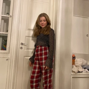 Svart tröja med vita blommor på:) - En vanlig svart med vita ”blommor” på. Långärmad , lite genomskinlig. Bra skick, inga hål osv.