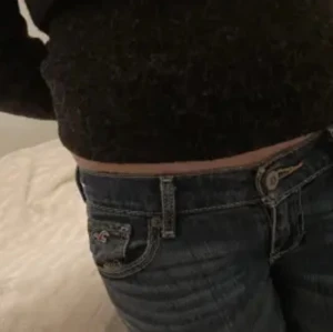 Lågmidjade jeans shorts Hollister  - Skit snygga lågmidjade jeans short från Hollister som tyvär är för små för mig💕Perfekta jeans shorts till somaren 💕Passar xs/s org pris 500kr💕 