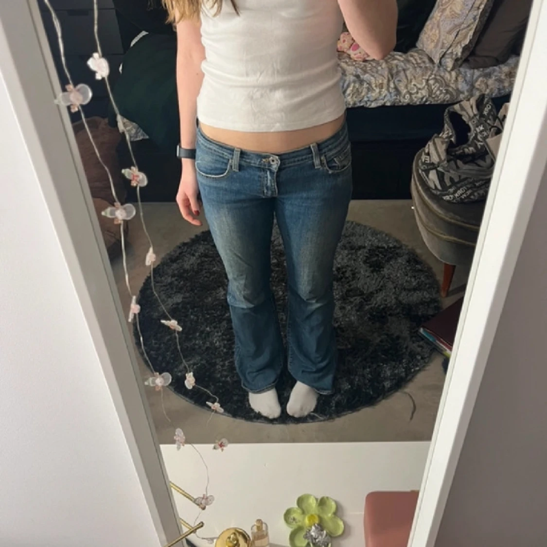 Low rise jeans, utsvängda, broderi på bakfickorna  - 90