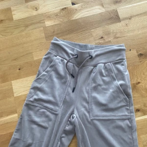 Beige mjukisbyxor - Både fickor fram och bak