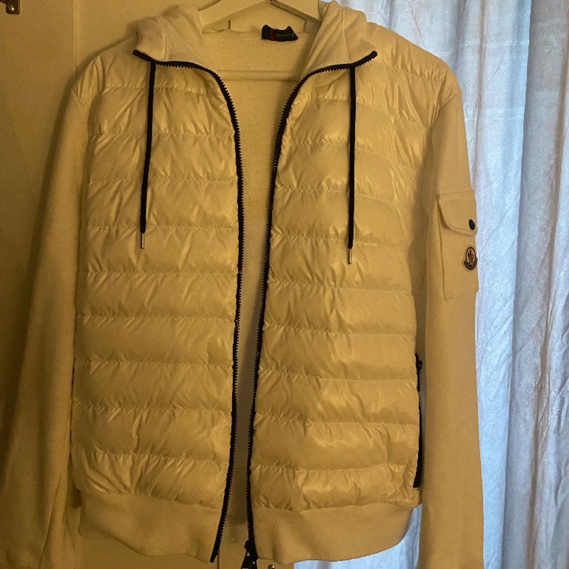 En superfin Moncler hybrid jacka