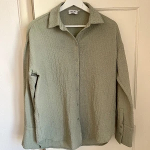 Grön skjorta  - Fin skjorta i liknande bäckebölja-material! I så gott som nyskick