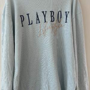 Crewneck från miss guided x Playboy. Ljus baby blå färg🩵 skit ball oversized tröja som tyvärr inte kommer till användning