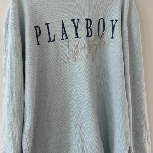 Playboy crewneck - Crewneck från miss guided x Playboy. Ljus baby blå färg🩵 skit ball oversized tröja som tyvärr inte kommer till användning