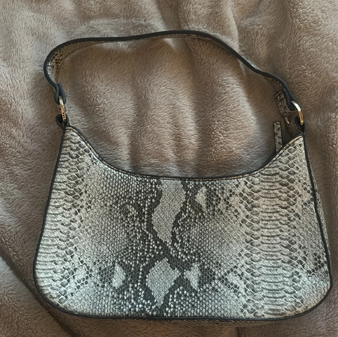 Mango Axelremsväska