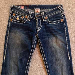 Skit snygga jeans från true religion som inte används längre. De har inga defekter och fler bilder kan skickas. Pris kan diskuteras💗💗💗