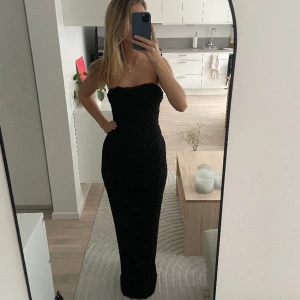 Balklänning - Elegant balklänning med slits baktill. Stretchigt material som gör att den formar sig väldigt fint på kroppen. Materialet syns tydligare på tredje bilden och som referens är jag 166cm. Klänningen är endast använd vid ett tillfälle!🩷🩷