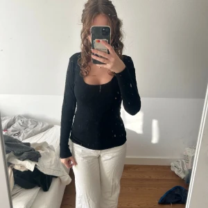 jeans från gina tricot  - lite tecken på användning nere vid benen, högmidjade, passar bra på mig som är 175