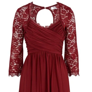 Röd klänning - Helt oanvänd klänning som jag säljer pga att den blivit för liten💞