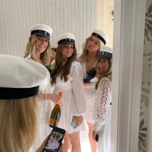 Klänning - En klänning som passar perfekt till tex studenten. Från yas, zalando köpte för 999kr säljer för 800. Använd en halv dag och helt i nyskick. 