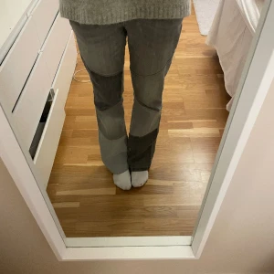 Grå coola jeans! - Snygga grå jeans med patchwork detaljer! Säljer pga de har blivit för stora för mig💗