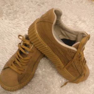 Sneakers - Coola sneakers med kraftig sula . Ej original. I fint skick