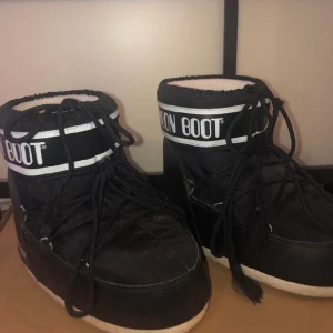 MOONBOOTS - Säljer mina moonboots på nytt, pris kan diskuteras såklart! Knappt använda, bara ett fåtalgånger. Nypris: 1200kr, snabb affär:750kr. Inga skador, storlek 39-41. Skicka ett prisförslag eller kontakta vid intresse💘