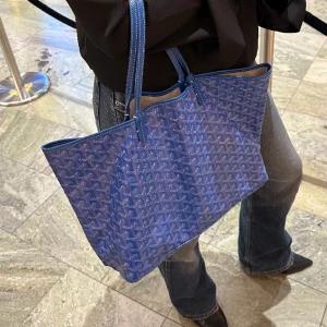 Goyard tote PM blå - Säljer nu min goyard tote i modellen PM. Blå färg som är rätt svår att få tag på nu. Använd men fint skick!☺️