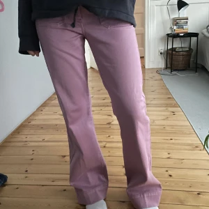 Rosa jeans - Coola lågmidjade rosa jeans från Zalando, knappt använda och inga slitningar🎀