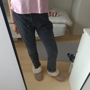 Svarta jeans  - Snygga jeans från Weekday i modellen Line💕är främst lämpade för killar men funkar till tjejer med, superbra skick!💕